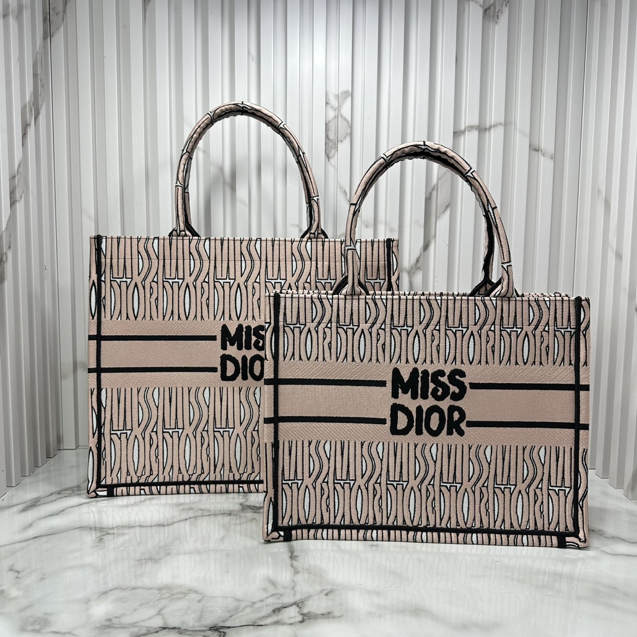 ORI หนังแท้ | Dior Miss Dior Allover Book Tote Handbag 14" กระเป๋าทรงโท้ทคอลใหม่ ดีไซน์ลวดลายกราฟฟิกสวยงามและหรูหราโดดเด่นไม่เหมือนใคร
