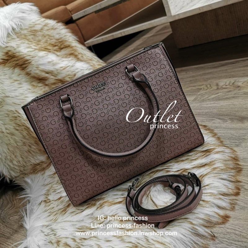 GUESS SINGNATURE SHOPPER BAG กระเป๋าถือหรือสะพายรุ่นล่าสุดจาก GUESS FACTORY หนังสวยอยู่ทรงปั้มลาย Singnature Brand รอบใบ ด้านหน้าประดับโลโก้แบรนด์ หูหิ้วเเข็งเเรงพับลงได้ เปิดปิดด้วยซิปสะดวกใช้ ขนาดกำลังดี ภายในมีช่องซิปและช่องใส่ของ กว้างและจุ น้ำหนักเบา