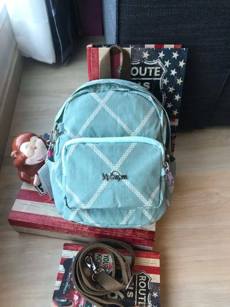 Kipling MINI BACKPACK Small backpack กระเป๋าเป้มินิ ส วัสดุไนล่อน กันน้ำได้ รูปทรงสวย ขนาดกะทัดรัด น้ำหนักเบา สีสันสดใส มาพร้อมสายถอดออกได้ สามารถ เลื่อนปรับสายสะพายได้ 2 แบบสะพายไหล่ , แบบเป้สะพายหลัง ด้านหน้ามีช่องซิป 1 ช่อง ช่องหลักด้านกว้างมีช่องซิป แ