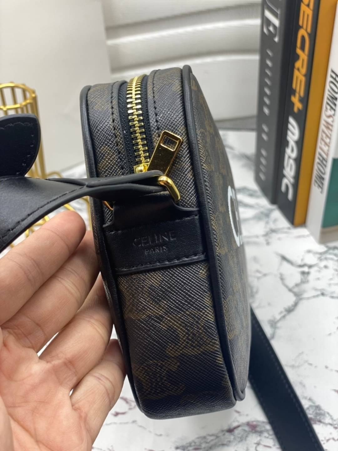 CELINE Medium Messenger Bag in Triomphe Canvas with Celine Print / Celine Camera Bag กระเป๋าทรงครอสบอดี้ ใช้ได้ทั้งชายหญิง ขนาดกลางกำลังดี น้ำหนักเบา