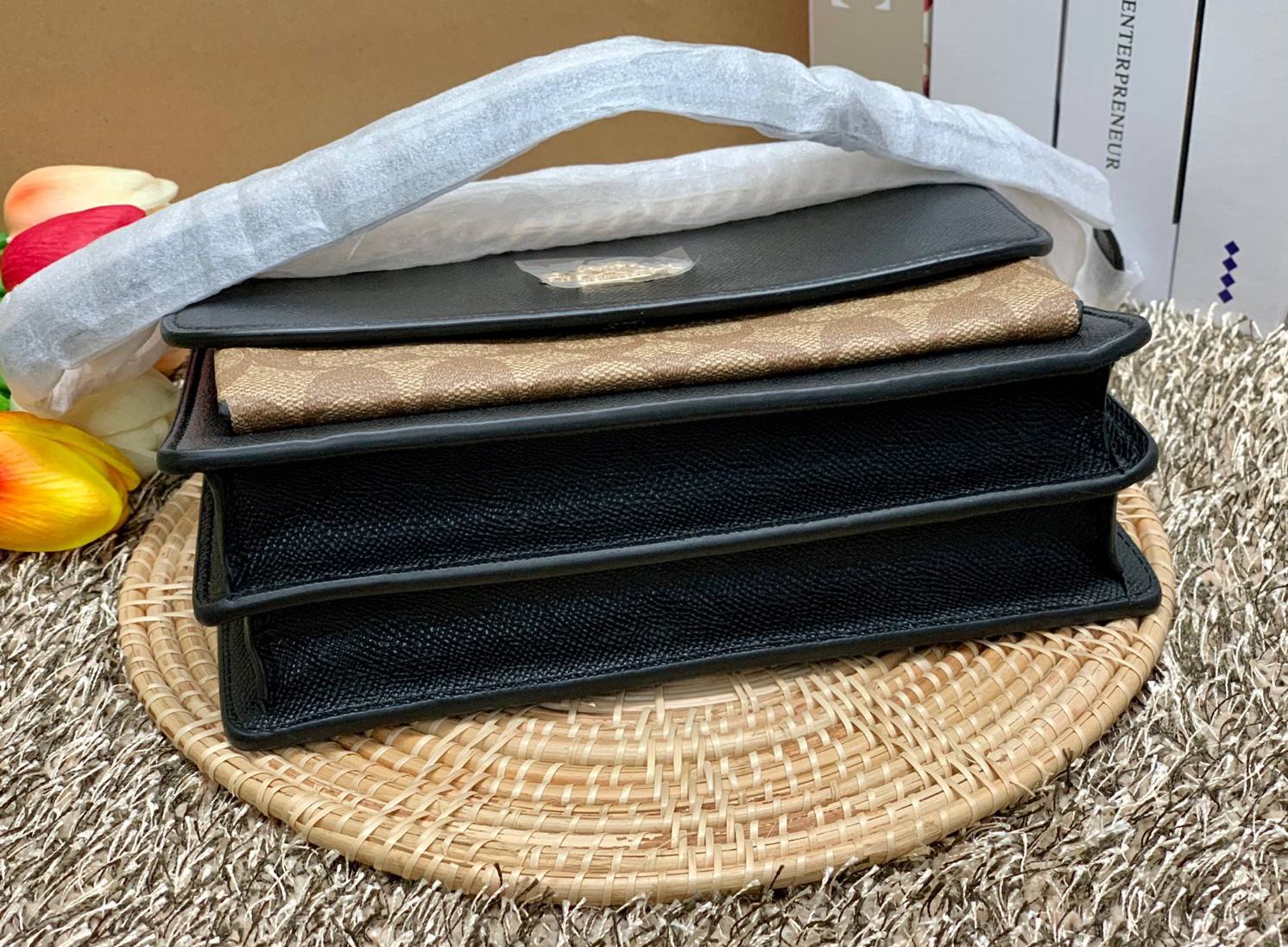 พร้อมส่งถึง8สี ห้ามพลาดค่ะ! COACH KLARE CROSSBODY BAG ((91019//91174//90400//1424//90635)) พร้อมส่งที่ไทย กระเป๋าสะพายครอสบอดี้ร์หรือสามารถทบเป็นสายคู่คล้องไหล่ได้ด้วยค่ะ หนังแท้ แต่ละสีทำลายหนังได้สวยงามแตกต่างกันออกไปนะคะ ✔️ห้อยด้วยป้ายแบรนด์แบบโ