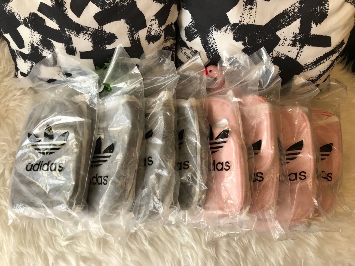 ADIDAS ORIGINALS CLASSIC MINI BACKPACK กระเป๋าเป้ทรงคลาสสิคไซส์มินิจากแบรนด์ adidas มาในขนาดกระทัดรัด น้ำหนักเบา พกพาสะดวกมากๆ วัสดุหนังนิ่มมือสุดๆ!! ทำความสะอาดง่าย เปิด-ปิดกระเป๋าด้วยซิป มีช่องหลักและช่องย่อยด้านหน้า หัวซิปปั๊มแบรนด์อะไหล่สวย ภายในกระเป