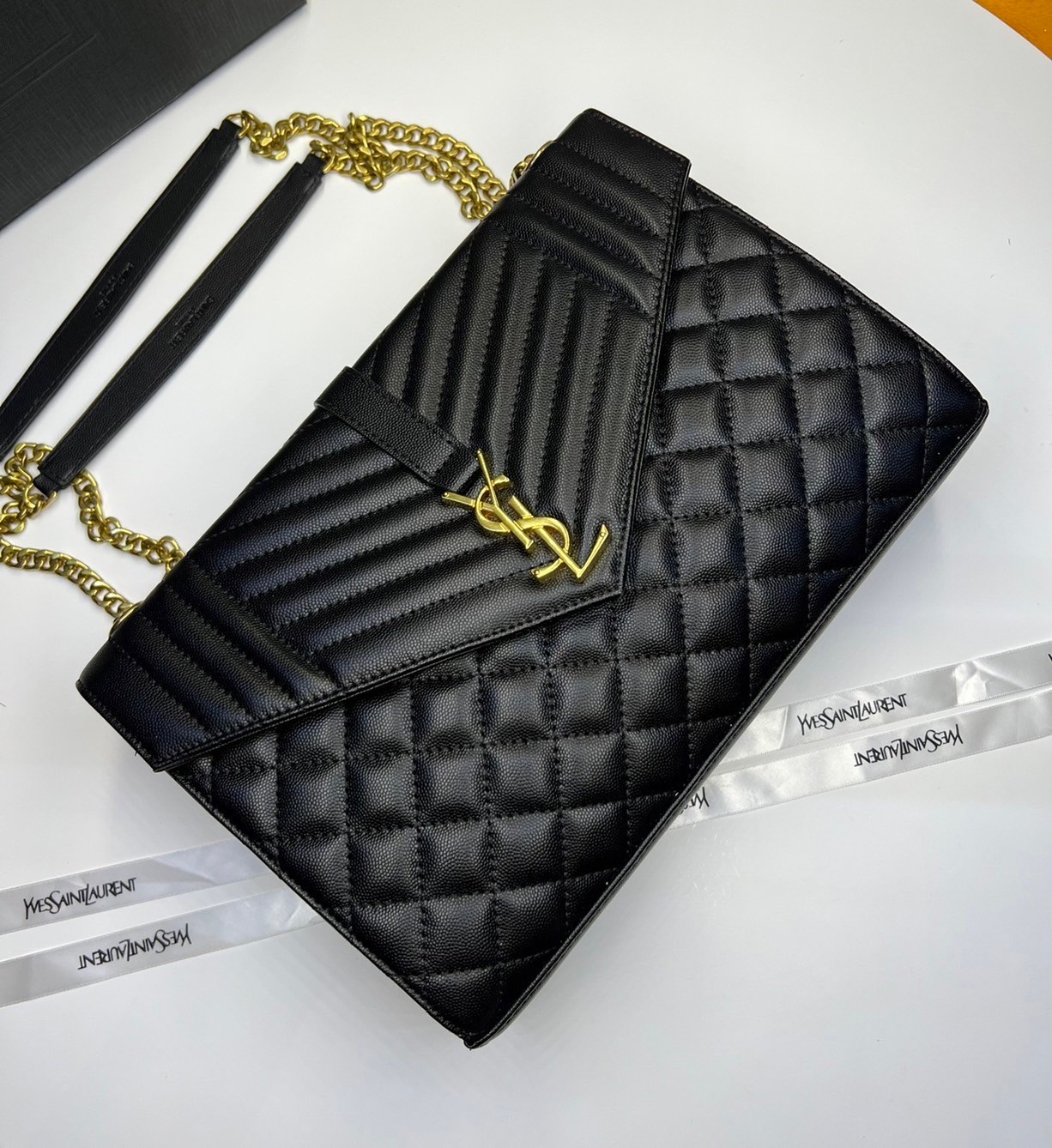 หนังแท้ YSL Saint Laurent Large Cassandra quilted shoulder bag กระเป๋าสะพายใบใหญ่ ดีไซน์ทรงสวยหรู ตอบโจทย์ได้ทุกสไตล์ ภาพสินค้าถ่ายจากงานขายจริง ใช้งานต่างประเทศได้