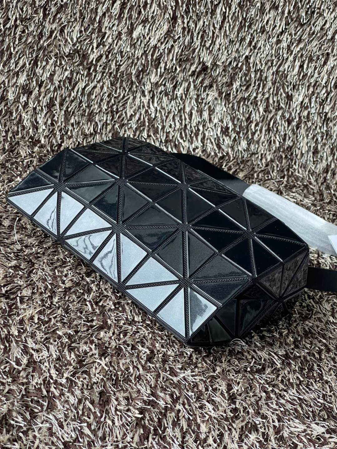 BAOBAO Issey Miyake CARTON GLOSS SHOULDER BAG มาในไซส์ขนาดกะทัดรัด โดดเด่นด้วยดีไซน์อันเป็นเอกลักษณ์ของแบรนด์ ที่สำคัญน้ำหนักเบา