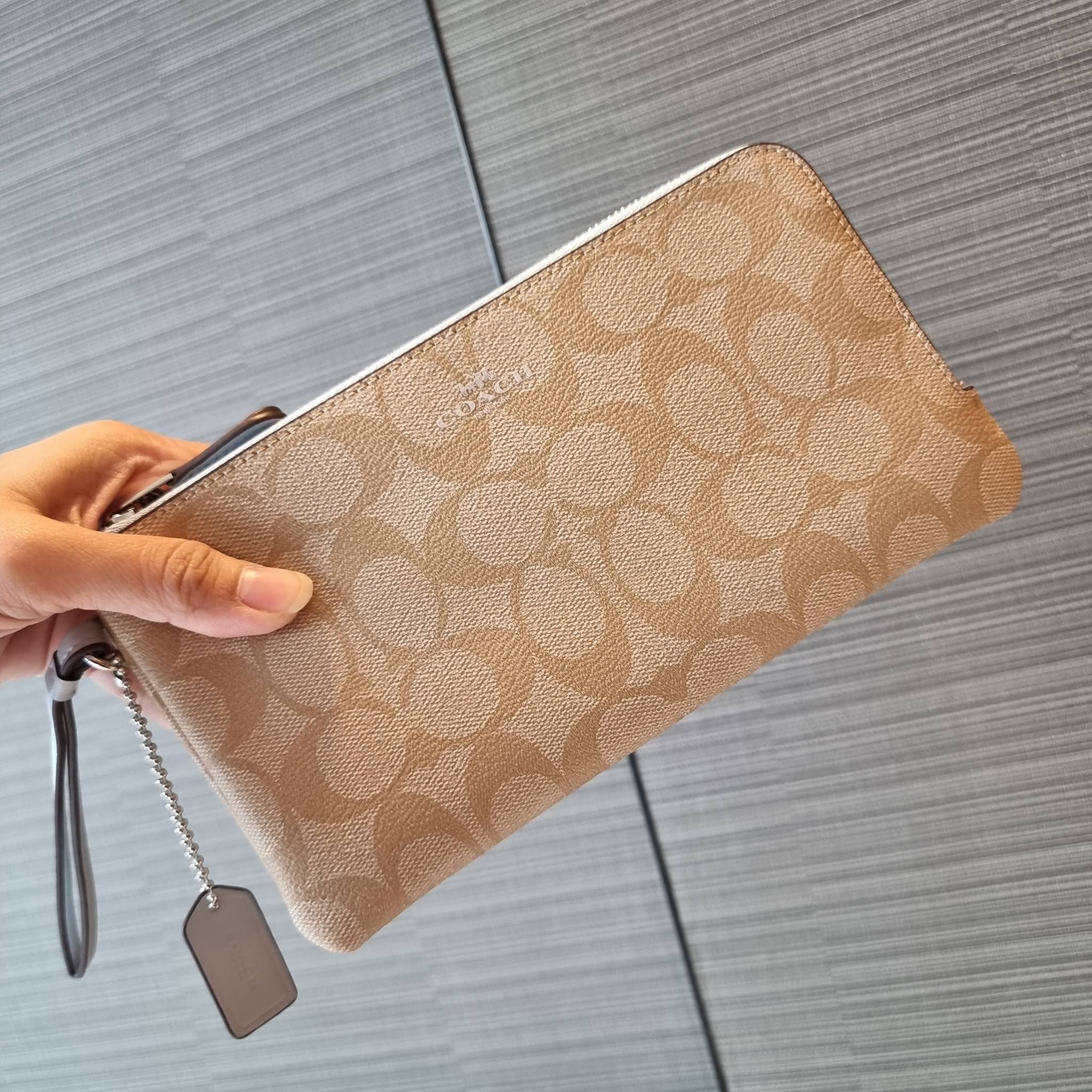 COACH F54057 DOUBLE ZIP WALLET IN SIGNATURE กระเป๋าคล้องมือ size L ใบนี้ใส่มือถือได้ทุกรุ่น ขนาดกำลังดี พกพาสะดวกมากๆ วัสดุหนังสังเคราะห์ ภายในเป็นผ้าสีสวยคม ใส่ธนบัตร ใส่บัตรได้เยอะ ใส่มือถือได้สบายๆทุกรุ่น ตอบโจทย์สาวๆที่ไม่ชอบพกเยอะวุ่นวายจ้า ใบนี้เอาอ