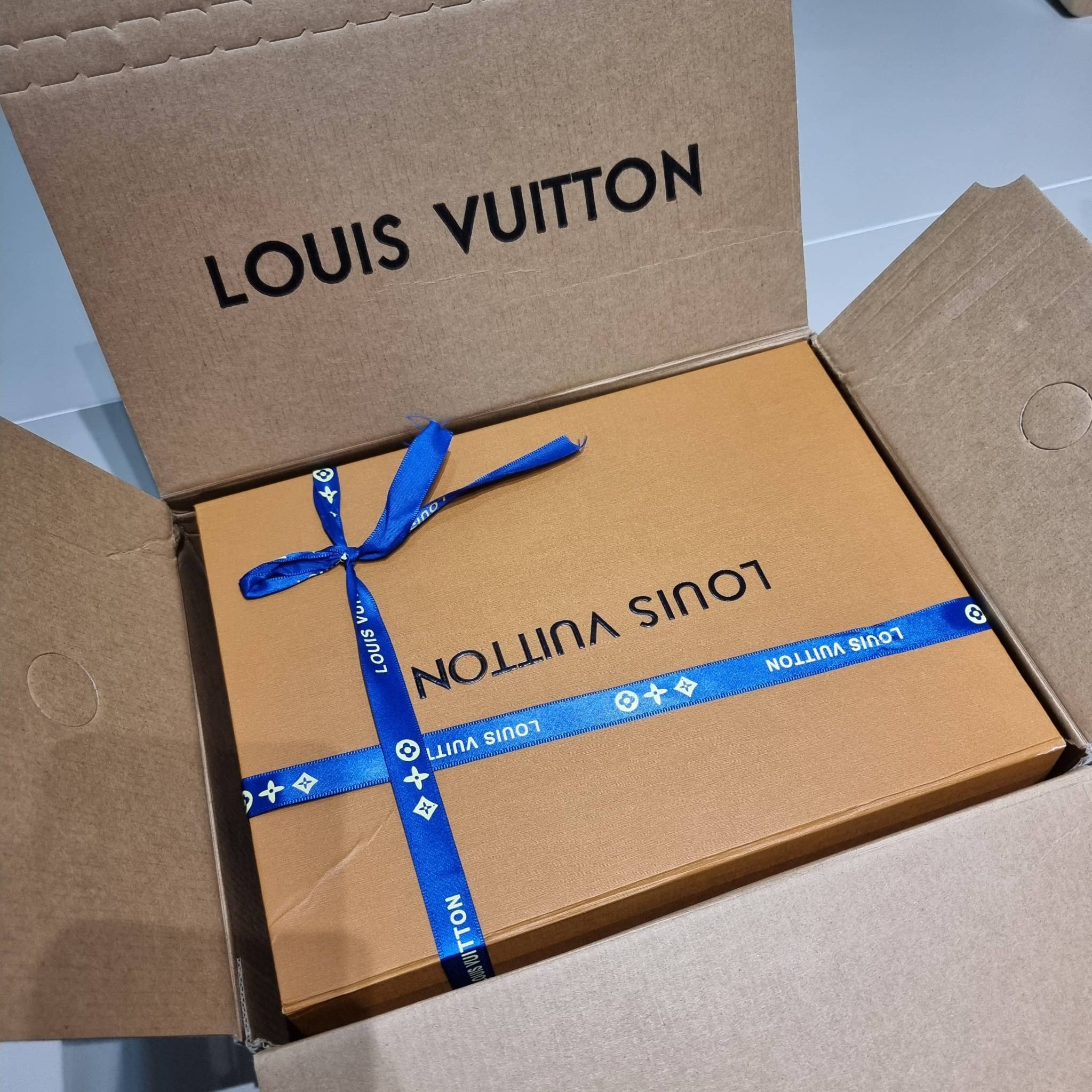 LV Diane Monogram Bag / LV multi handbag กระเป๋ามัลติฟังก์ชั่นสุดคุ้ม ดีไซน์ออกมาน่ารักน่าใช้มากๆ วัสดุหนังแคนวาส มีสายมาให้ถึง 2 แบบ สายหนังคล้องไหล่ได้ และสายสปอร์ตครอสบอดี้ได้ ปรับเปลี่ยนใช้ตามลุคแต่ละวันได้เลย