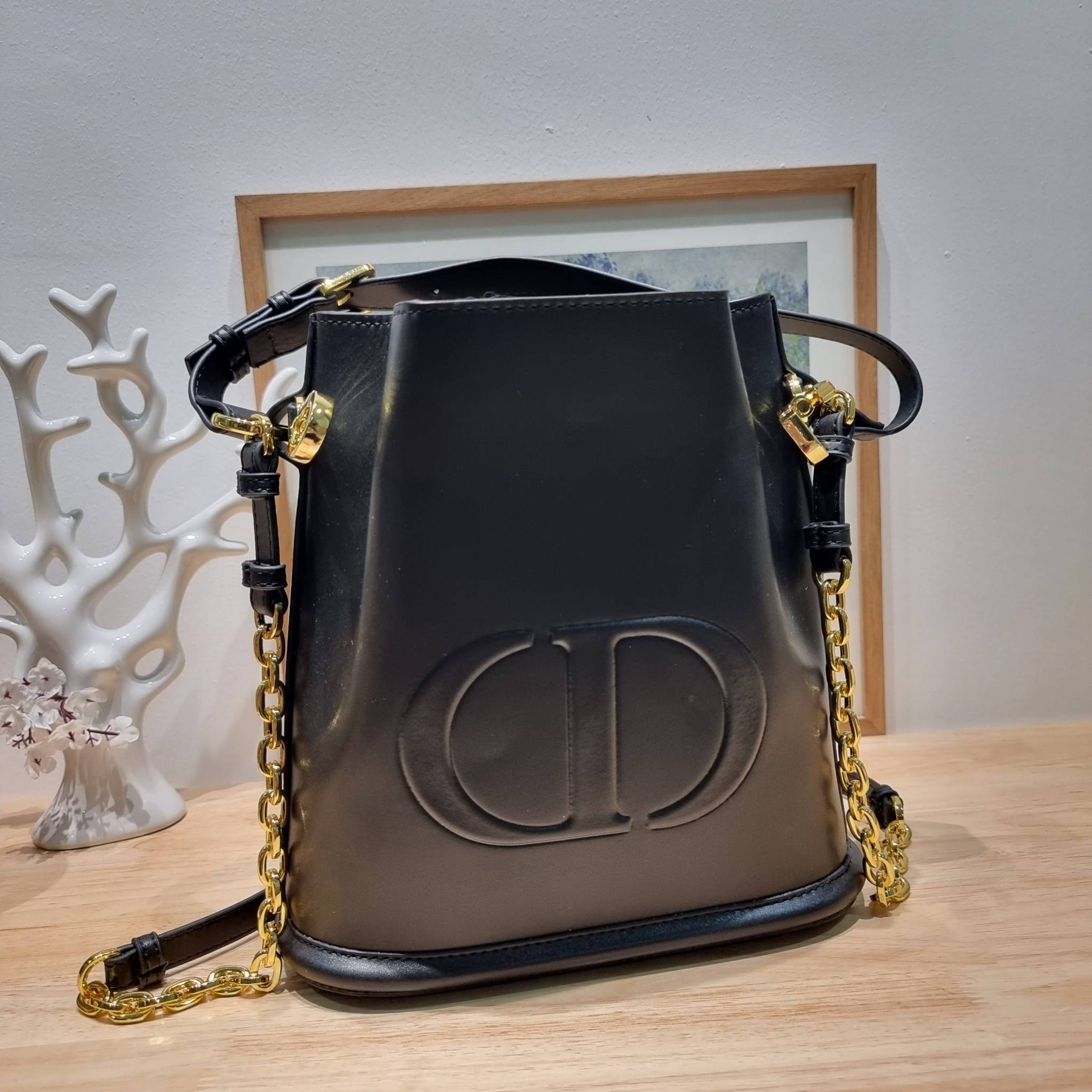 CD MEDIUM C'EST BAG 25cm / Dior bucket bag พร้อมส่ง กระเป๋าสะพายสุดคลาสสิค ดีไซน์หรู มีดีเทลสวยไม่ซ้ำใคร อะไหล่ออกแบบมาเป็นตัวซีดี