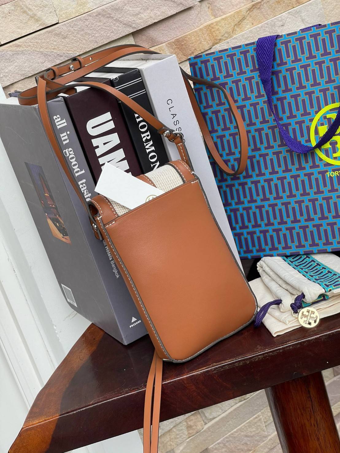 ของแท้ 💯% Tory Burch Miller Leather & Canvas Crossbody Phone Case ขึ้นชื่อว่ากระเป๋าสำหรับใส่มือถือหรือของจุกจิกต่างๆ โดยให้เหมาะกับการใช้งานนั้นมีไม่มาก คอลเลคชั่นนี้ออกมาเพื่อเอาใจสาวๆโดยเฉพาะ สีสันสุภาพ