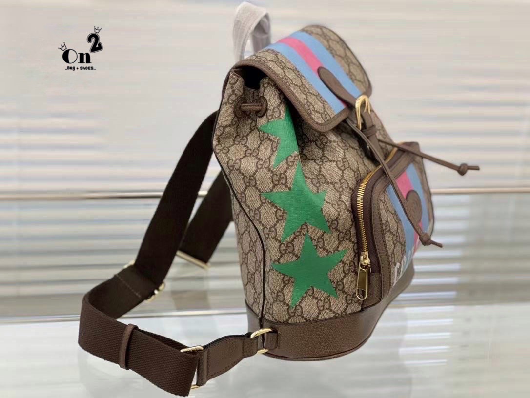GUCCI Backpack with Interlocking G / GG Coated Canvas Backpack กระเป๋าเป้กุชชี่ใช้ได้ทั้งหญิงชาย ไม่ว่าจะวันธรรมดาหรือวันไปเที่ยว เพียงแค่สะพายกระเป๋าเป้ใบนี้ติดตัวไปด้วย ก็เพิ่มความมีสไตล์ให้กับตัวเองได้แล้ว ด้วยรูปทรงและลายตารางอันเป็นสัญลักษณ์ของแบรนด์