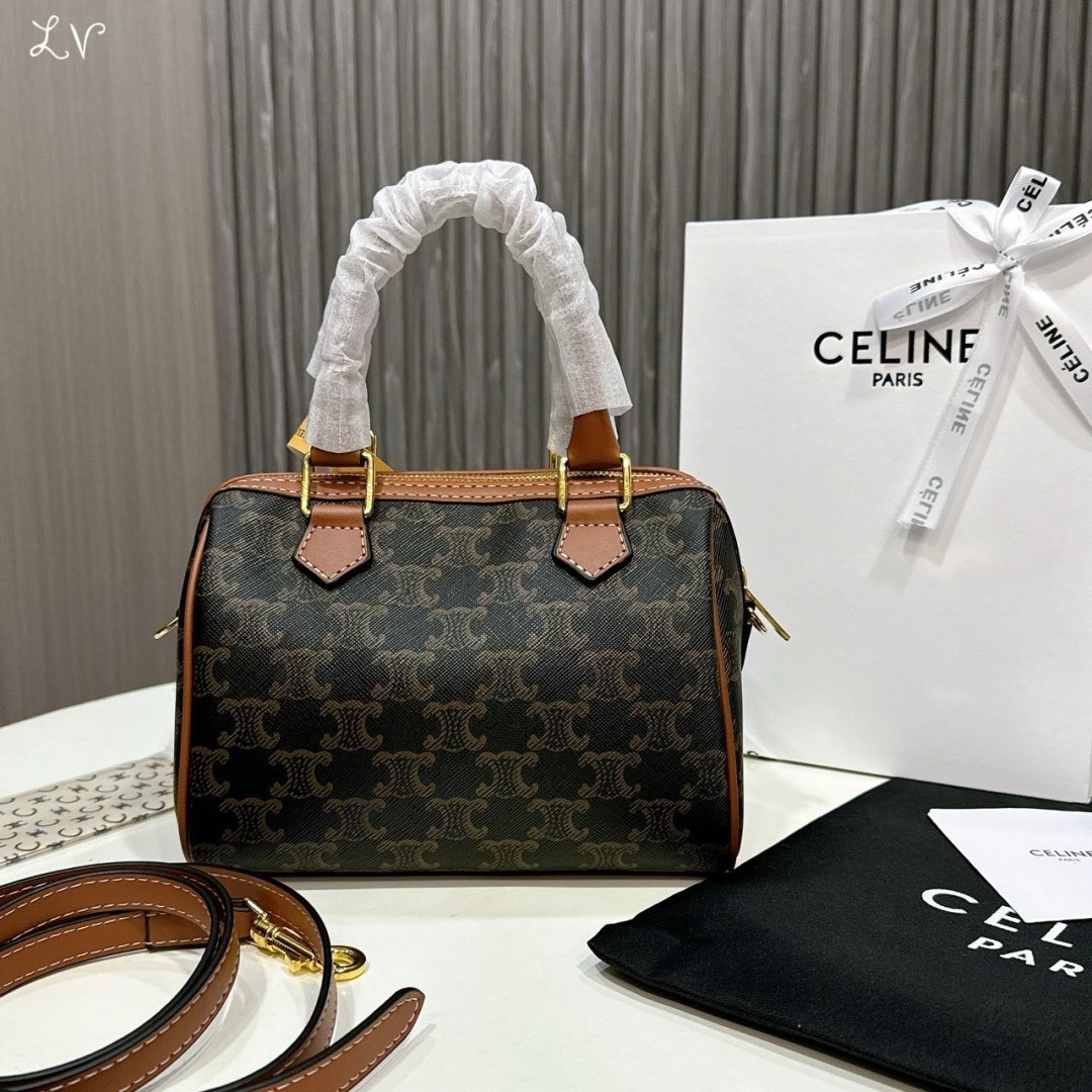 CELINE Small BOSTON bag in Triomphe canvas and Leather กระเป๋าสะพายทรงบอสตันสุดคลาสสิค ฮิตสุดๆในเกาหลี ไอเท็มแนะนำ! ไซส์เล็กน่ารัก ใช้ได้ทั้งหนุ่มๆและสาวๆ