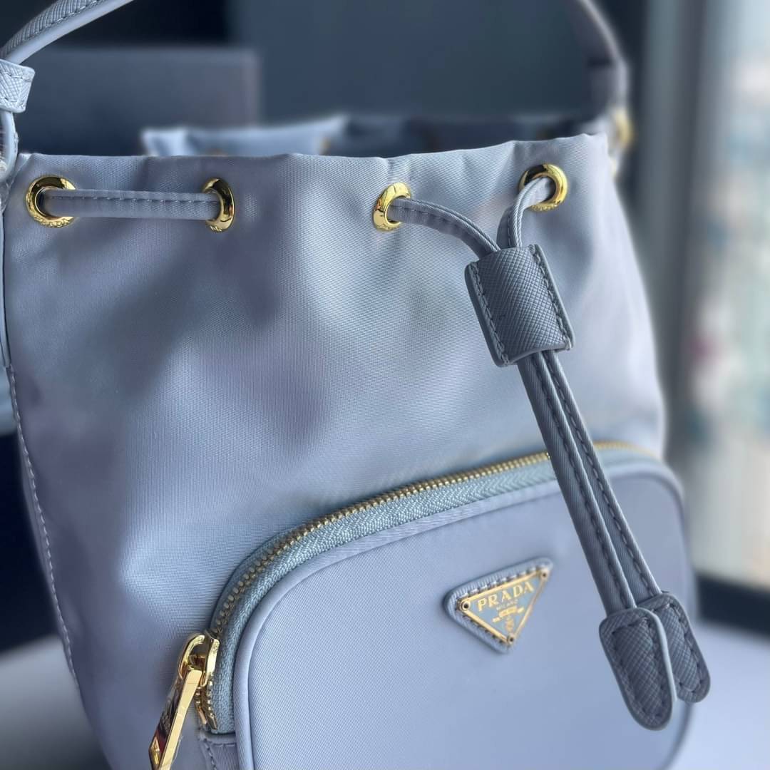 Prada Duet Re-Nylon Bucket shoulder bag / Prada Nylon bucket bag Pastel เกรดใช้สลับใบจริง ออริจินอล ใช้งานต่างประเทศได้ น้องสาวสุดสวยมาให้จับจองอีกหนึ่ง สีพาสเทลน่ารักละมุนมากๆ ค่ะ กระเป๋าสะพายข้าง ทรงขนมจีบ ไซส์มินิ ขนาดน่ารักน่าใช้มาก วัสดุขอบหนังแท้ แล