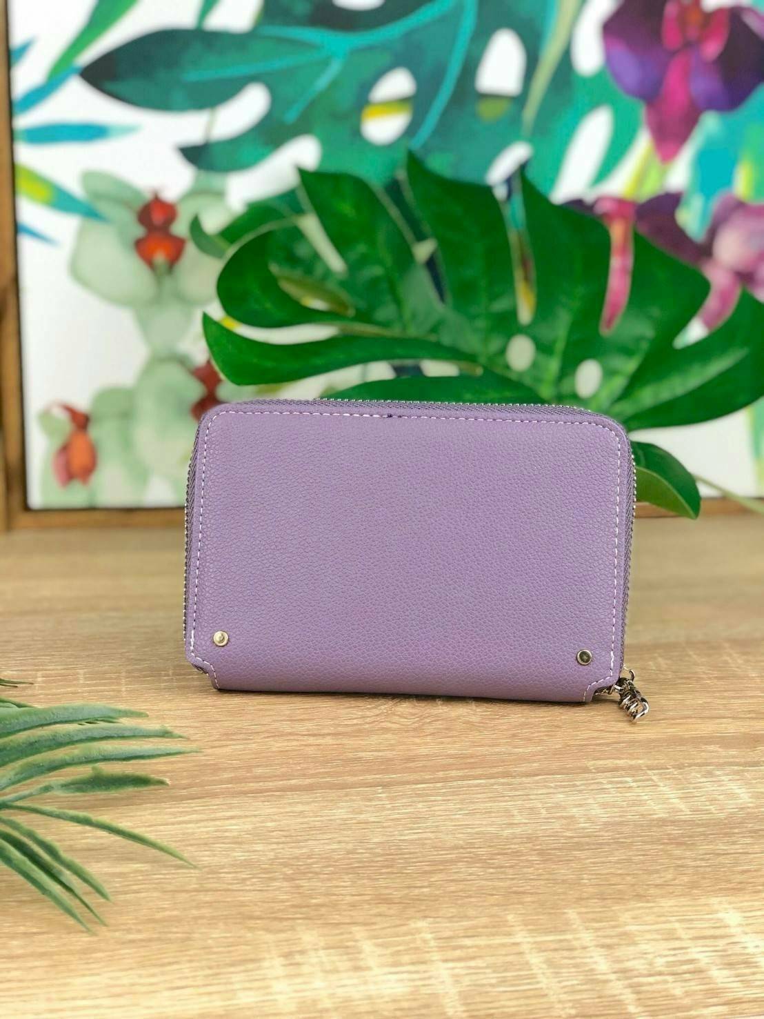 CHARLES & KEITH CHAIN ZIP WALLET กระเป๋าเงินซิปรอบใบกลาง หนังขึ้นลายสวยงาม ด้านหน้าปั๊มโลโก้แบรนด์ มีจุดเด่นที่ซิปเป็นห่วงโซ่เล็กๆน่ารัก ด้านในมีช่องซิปใส่เหรียญ ช่องบัตร 4 ใบและช่องใส่ธนบัตรตามยาว ใส่แบงค์พันได้ตามยาวเลยค่า ไว้ใช้กับกระเป๋าใบเล็กเหมาะมาก