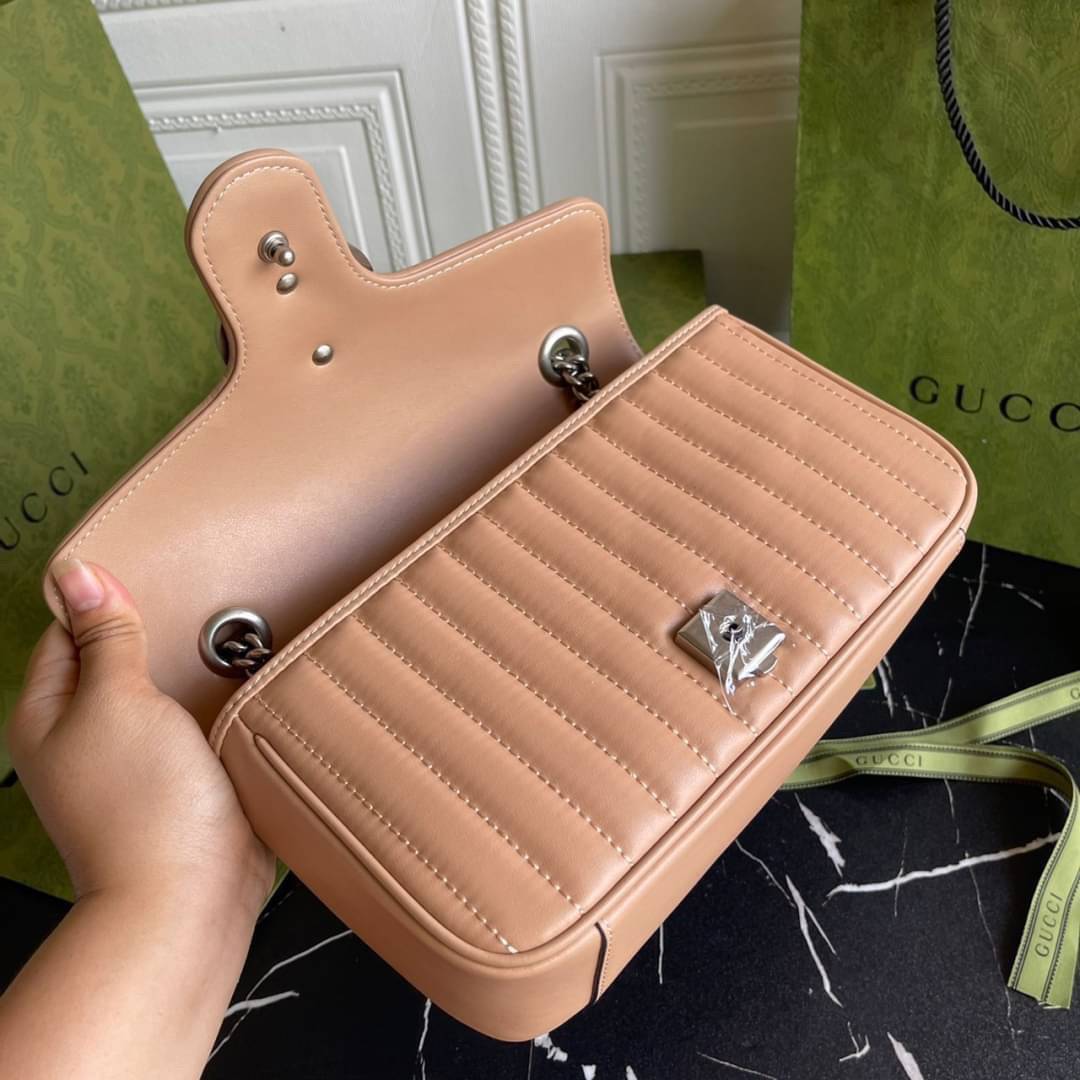 หนังแท้ 26cm GUCCI GG Marmont leather shoulder bag แบบใหม่ล่าสุด ราคานี้หนังแท้คือคุ้มมากเลยค่าสาวๆ ต้องจัดแล้วน้าา ยกระดับความหรูให้กับตัวเองกันหน่อย ด้วยกระเป๋ารุ่นนี้!! ครอสบอดี้ที่ดีไซน์หรู อัพเลเวล ในราคาที่จับต้องได้ พร้อมเสิร์ฟความสวยตรงถึงบ้านแล้ว