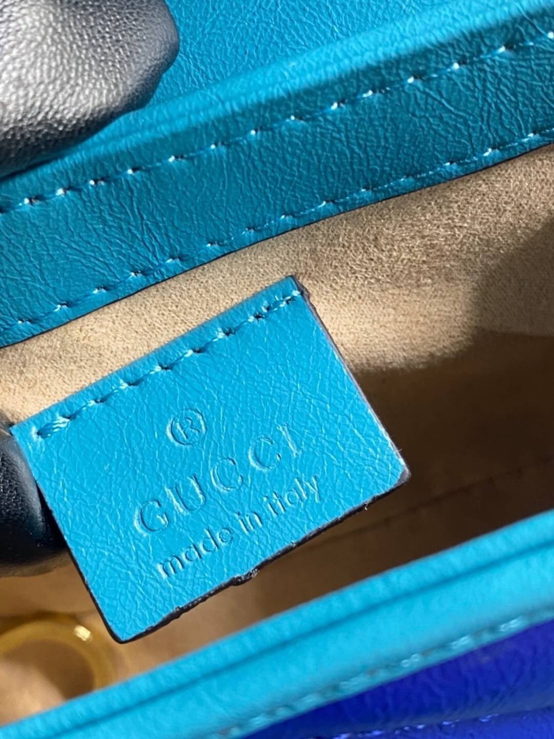 หนังแท้ VIP GIFT 】GUCCI GG Marmont super bag [mini & small] กระเป๋าสะพายข้าง โทนสีสดใสเล่นสีทูโทนตัดกันอย่างลงตัว เฟี๊ยดมากค่ะ ไซส์กะทัดรัด พกพาง่าย น้ำหนักเบา ดีไซน์สวย ภายในโล่งกว้าง มาพร้อมสายสะพายโซ่อะไหล่ทองในตัว ปรับใช้ได้ทั้งแบบสะพายเดี่ยว และสะพาย