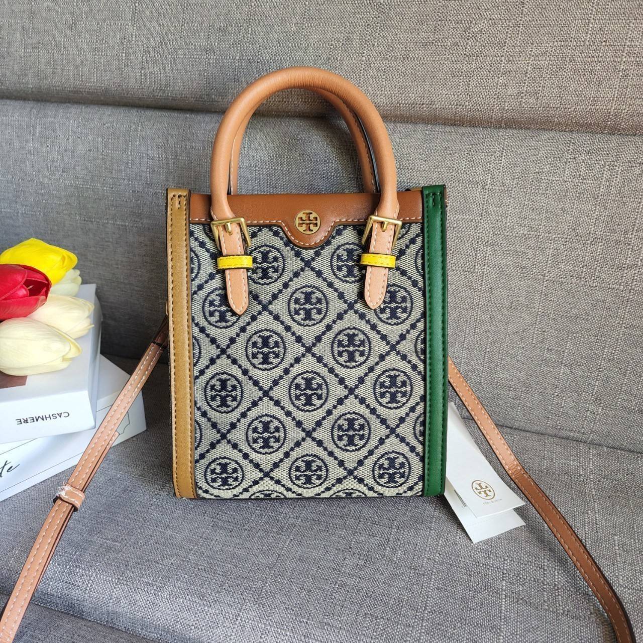 TORY BURCH T MONOGRAM COLORBlOCK JACQUARD MINI TOTE คอลเลคชั่นใหม่ล่าสุด ครอบครองก่อนใคร ไอเท็มยุคนี้รุ่นที่ควรมีติดตู้คะสาวๆ วัสดุ jacquard สลับหนังแท้ หูจับ มาพร้อมสายสะพายข้างหนังแท้ ปรับระดับได้ สายสามารถถอดออกได้ ภายในเป็นช่องโล่ง ใส่มือถือได้ กระเป๋