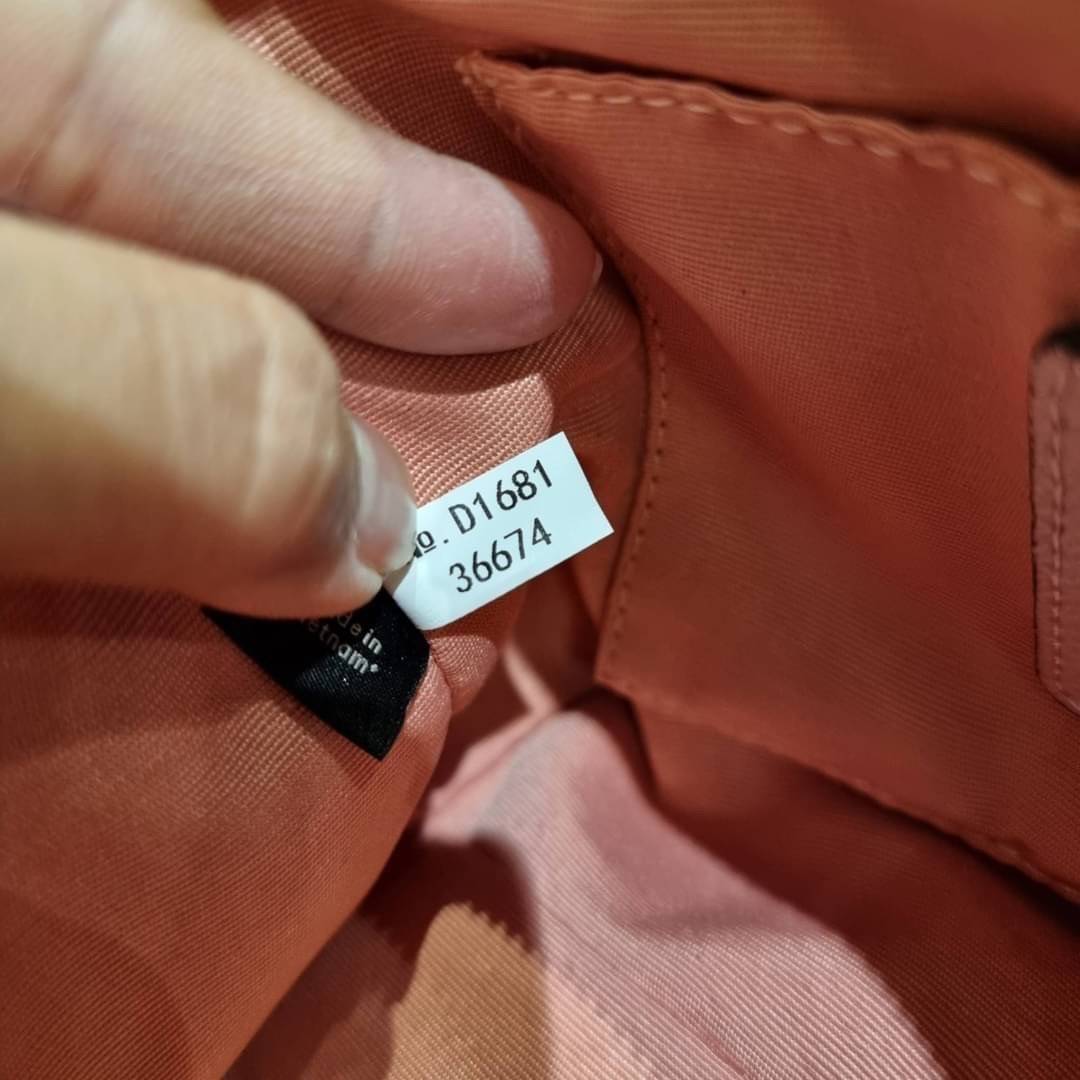 COACH 36674 TOP HANDLE POUCH IN SIGNATURE JACQUARD กระเป๋าทรงพอช ยอดฮิต ยกขึ้นแท่น ด้วยดีไซน์ที่ออกมาให้ใช้งานได้ง่าย ขนาดกำลังเหมาะ วัสดุหนังแคนวาสทนทาน ดีไปหมดขนาดนี้!! คุณลูกค้าถึงสั่งกันรัวๆจริงๆ ภายในโล่งกว้าง ใส่โทรศัพท์ได้ทุกรุ่น มาพร้อมสายคล้องแขน