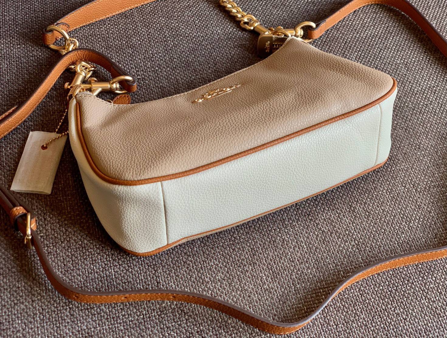 พร้อมส่งครบสี สวยทุกสีเลยค่า😘 ((CA173//CA209//CA548)) COACH TERI SHOULDER BAG 🔹กระเป๋าทรงพอช ในรูปแบบหนังแท้ หนังนิ่มสวยมากค่ะ