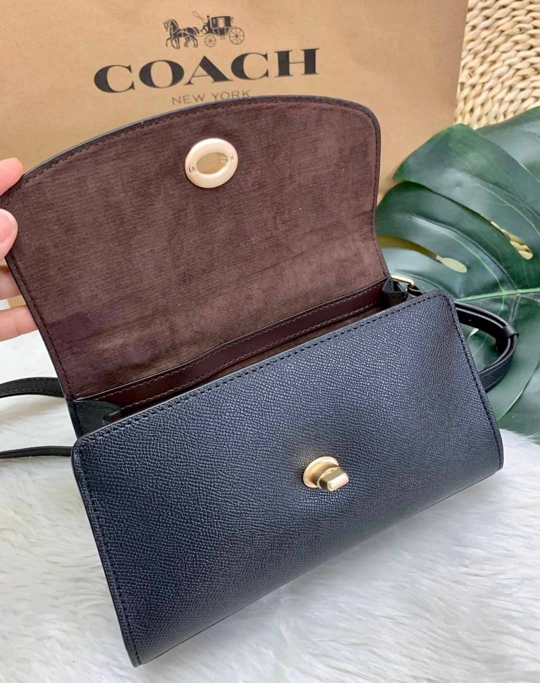 COACH TILLY SATCHEL 23 ((C1802//C1439/C1435)) พร้อมส่งที่ไทยทันทีค่ะ! กระเป๋าสะพายครอสบอดี้ร์หรือหิ้วก็เก๋ไปอีกค่ะ หนังแท้สวยงาม เปิดปิดกระเป๋าแบบหมุนล็อค ภายในมี2ช่องหลัก ใส่กระเป๋าเงินใบกลางได้;มือถือได้ทุกรุ่น;ของจำเป็นสาวๆได้ครบค่ะ;มีช่องซิปกลางและช่อ