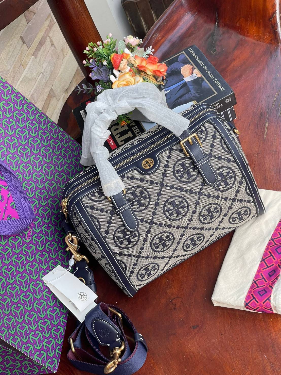 Large: Tory burch T Monograme Jacquaed Duffle เป็นทรงกระเป๋าที่มีความฮอตฮิตตลอดกาล ด้วยรูปทรงคลาสสิคและเหมาะใช้งานเข้ากับทุกสถานการณ์ ไม่ว่าจะเป็นกระเป๋าสะพายไหล่ เพิ่มความคล่องตัวและเข้าได้กับทุกลุค ไม่ว่าจะเป็นวันสบายๆ หรือวันที่ต้องออกไปทำกิจกรรมลุยๆ ห