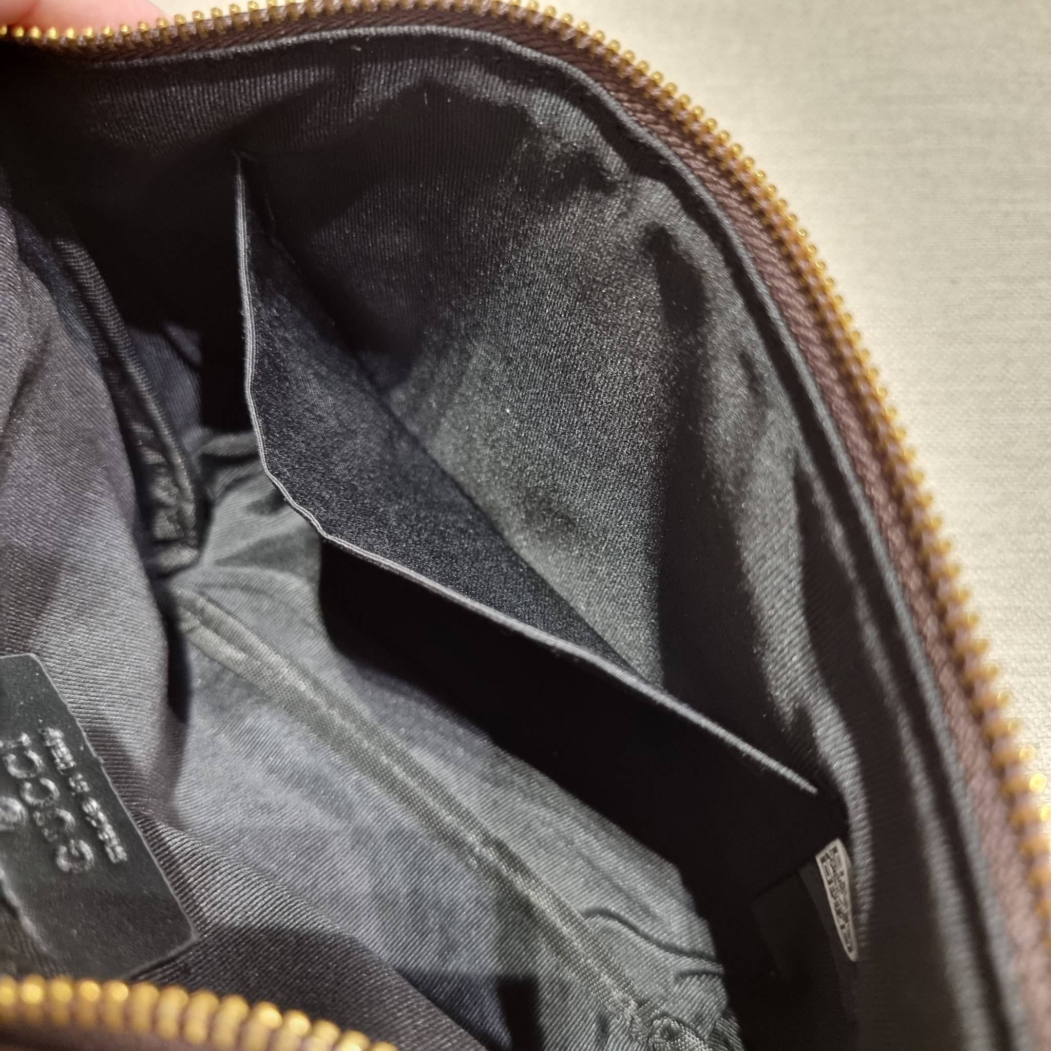 GUCCI BELT BAG ไอเท็มที่หนุ่มๆเรียกร้อง GC waist bag กระเป๋าคาดอก/คาดเอว คอลเลคชั่นฉลองปีเสือ โดดเด่นด้วยลายพรินท์จัมโบ้ ไม่เหมือนใคร วัสดุหนังแคนวาส เปิด-ปิดด้วยซิป ภายในแบ่งสัดส่วน มีช่องซิป และช่องย่อยให้อีก สายสะพายปรับได้ สายสปอร์ต สายแคมป์ปิ้ง หรือจ