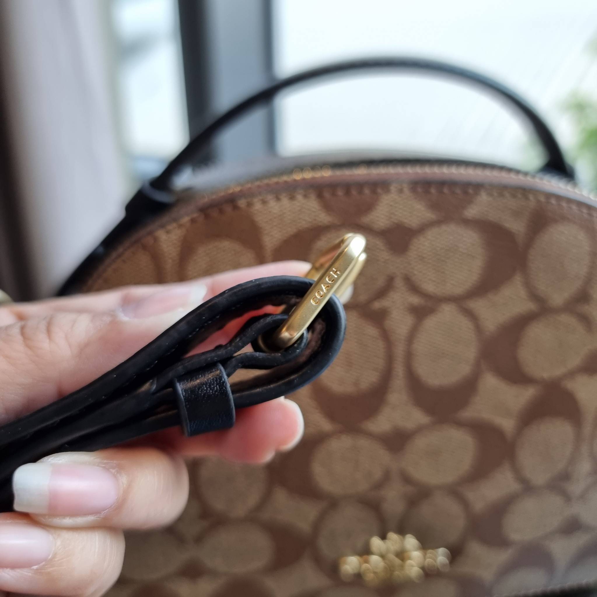 OUTLET 】COACH 1591 SERENA SATCHEL IN SIGNATURE CANVAS กระเป๋าสะพายคอลเลคชั่นยอดฮิต ดีไซน์ลุคผู้ดี ต้องยกให้น้องใบนี้เลย!! จัดสีขายดี สีลุคคุณหนูมาให้ สวยตาแตก!! วัสดุหนังแคนวาส เปิด-ปิดด้วยซิป 2 ช่องหลัก ภายในเป็นช่องโล่ง เก็บของได้แบบสบายๆ ใส่มือถือได้ทุ
