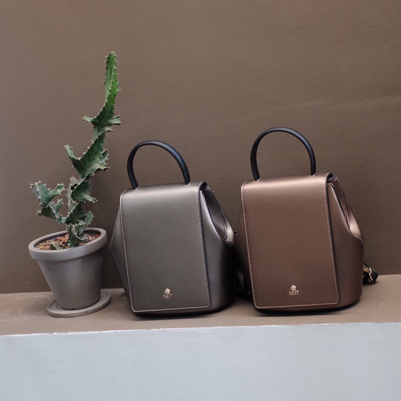 ทรงน่ารักมาก กระเป๋าเป้สะพายข้างได้ สี Glitter ✨ Limited รับ (summer) **KEEPBAG_Allma กระเป๋าเป้ใบใหม่เอาใจสาวทุกสไตล์เลยค่ะ 🌈🌈Summer นี้ ใครกำลังมองหากระเป๋าเป้ใบเล็ก เหมาะกับทุกๆวัน ใช้งานง่าย ใส่ของครบใบนี้แนะนำเลยค่า น้ำหนักเบา 