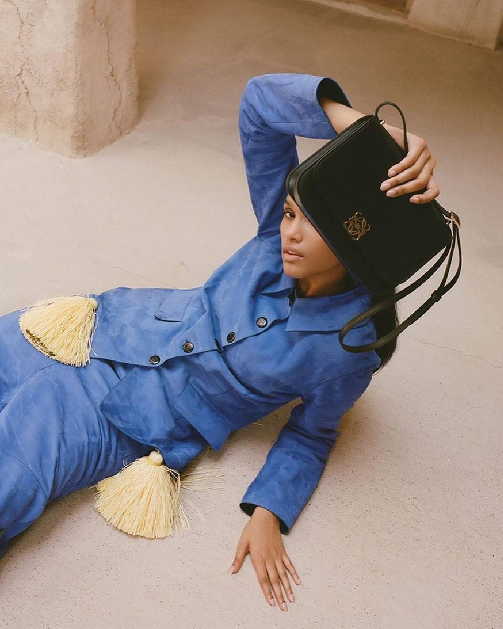 LOEWE CROSSBODYBAG VIP GIFT WITH PURCHASE (GWP) กระเป๋าสะพายพรีเมี่ยมกิ๊ฟ Limited Edition จากน้ำหอม LOEWE DUTY FREE วัสดุหนังแท้ Calf Leather หนังเรียบสวยอยู่ทรงดีไซน์สุดคลาสสิค เปิดปิดด้วยฝาปิดโลโก้แบรนด์อะไหล่ทองหรู ภายในมีช่องแบ่งหลายช่องแยกเป็นสัดส่วน