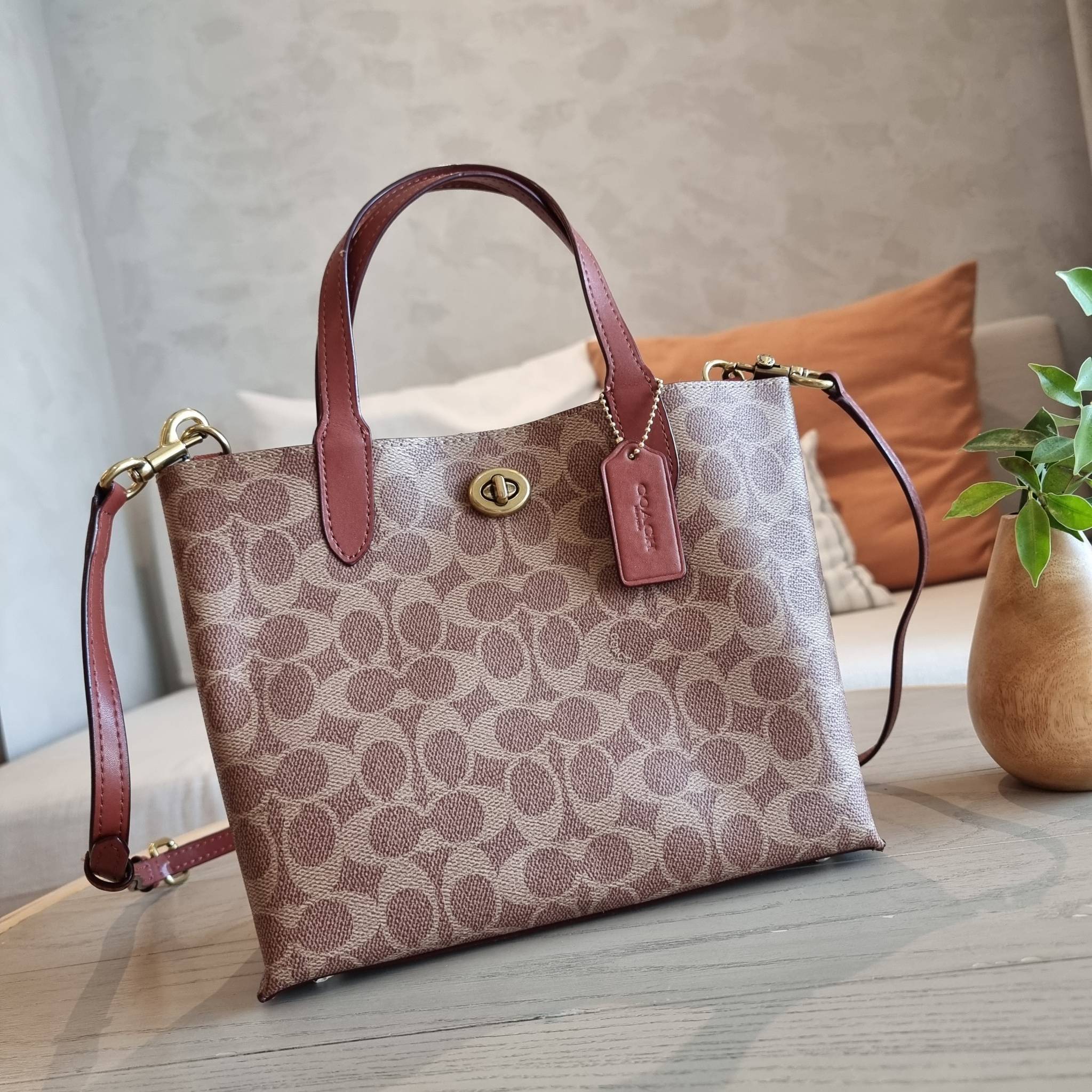 COACH C8562 WILLOW TOTE 24 IN SIGNATURE CANVAS น้องสาวลุคลูกคุณมาแล้วจ้า กระเป๋าถือ/สะพาย ดีไซน์สุดคลาสสิค ไอเท็มขายดีที่สุด ลงตัว เรียบหรู ใบจริงคือผู้ดี๊ผู้ดี ใช่ได้ทุกๆโอกาส วัสดุหนังแคนวาส ทนทาน เปิดปิดด้วยตัวบิดล็อค และอีกฝั่งเป็นกระดุมแม่เหล็ก ภายใน