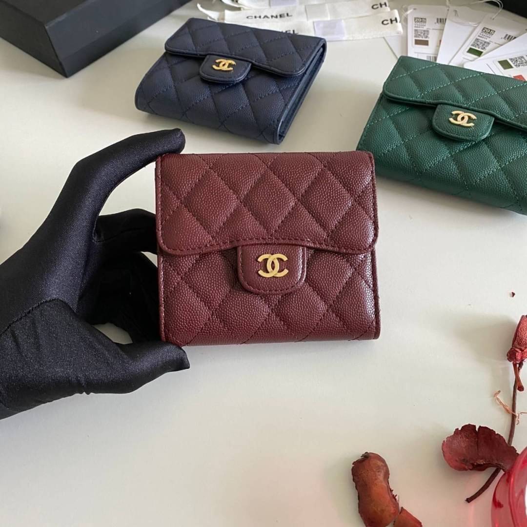 หนังแท้ Chanel Classic small wallet caviar 3 พับ พร้อมส่งที่ไทย รุ่นยอดนิยมไอเท็มฮิตวัสดุหนังแท้คาเวียร์สวยคลาสสิคเปิดปิดด้วยฝาปิดกระดุมด้านหน้ามีโลโก้แบรนด์อะไหล่ทองสวยหรูดูดี ตัวจริงสวยน่าใช้ Chanel mini นาทีนี้กำลัง in สุดๆ ภาพสินค้าถ่ายจากงานขายจริง ใ