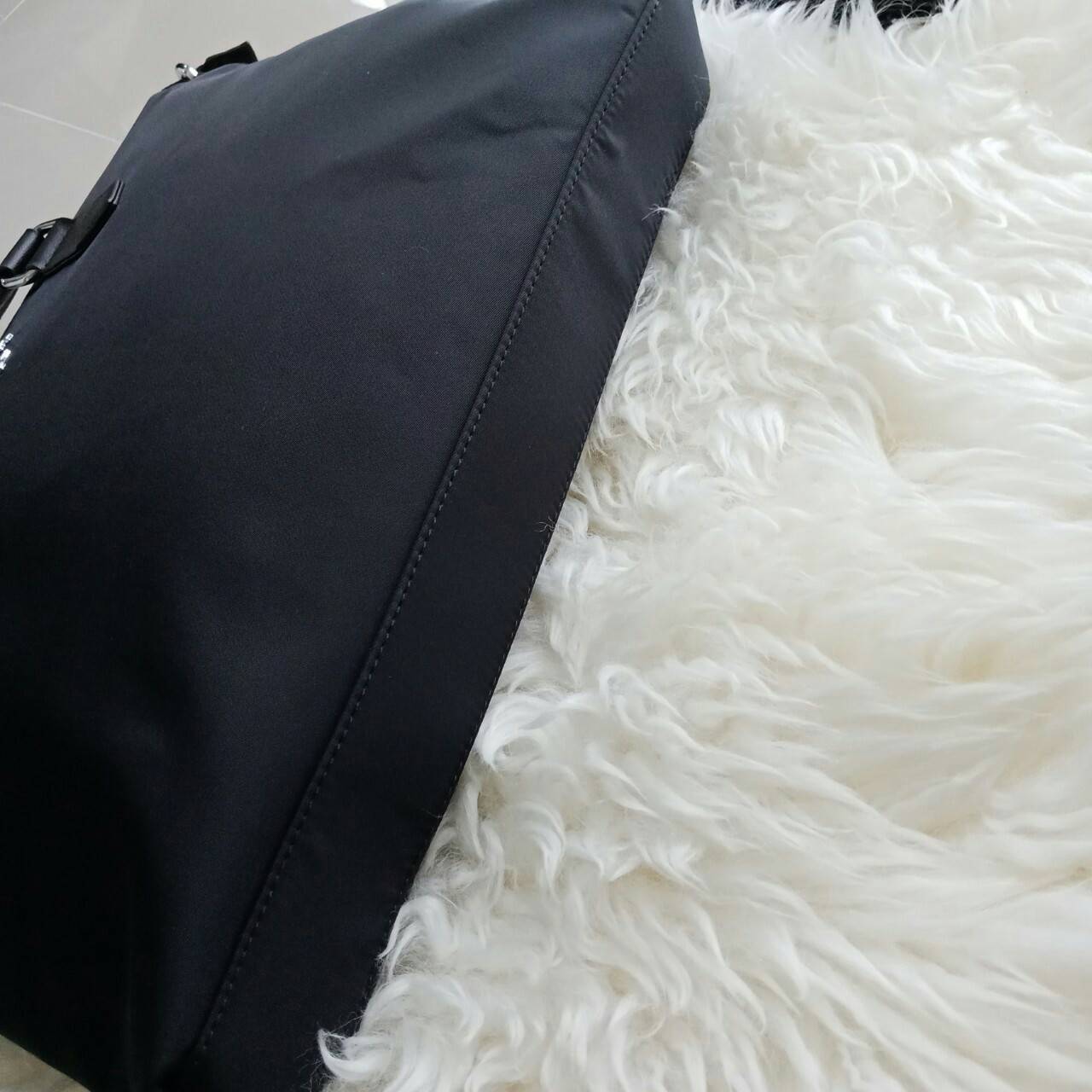 PRADA VIP GIFT NYLON HANDBAG ทรงสวย สุดคลาสสิค อยู่ทรง สวยหรูมากคะ วัสดุทำจากNylon คุณภาพดีสามารถกันน้ำได้ จะถือก็หรู จะสะพายก็ได้คะ ขนาดกลางๆ จุของได้เยอะ ใส่สมุด หนังสือ Ipad Labtop ได้สบายๆคะ ใช้ได้ทั้งคุณผู้หญิง และ คุณผู้ชายเลยคะ ดูดีมีคลาส มากๆคะ รุ