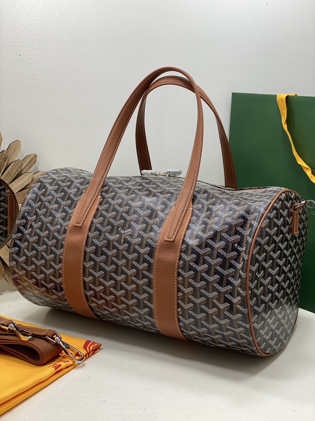 ORI หนังแท้ | Goyard Barrel 40 Sports Bag กระเป๋าสะพายทรง Keepall ใบใหญ่ ดีไซน์สปอร์ต ภายในโล่งกว้าง จุของได้เยอะ มีหูจับด้านบน เพิ่มฟังชั่นหูหิ้วด้านข้าง สะดวกใช้งาน