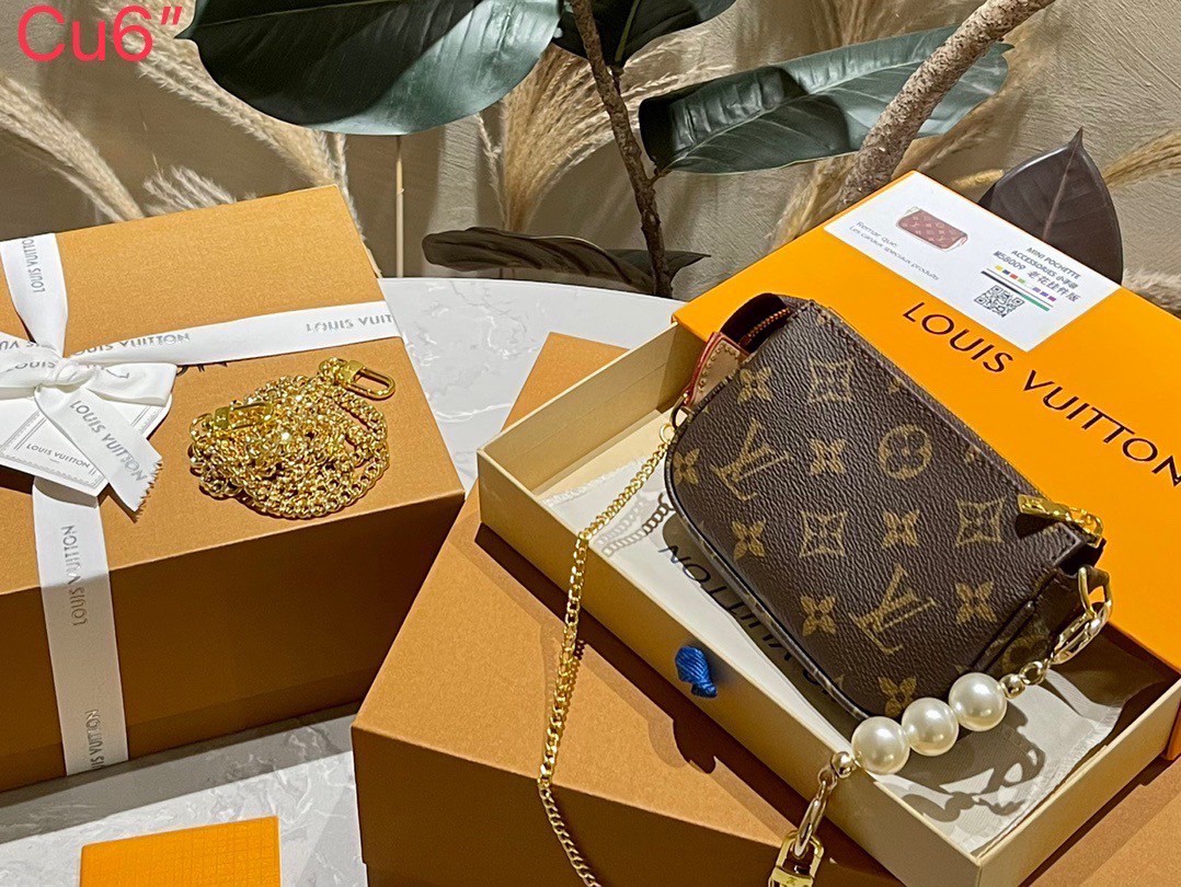 LV Mini Pochette Accessoires กระเป๋าทรงพอชไซส์มินิน่ารัก สวยงามน่าหลงใหล มาพร้อมสายโซ่ประดับมุกและหัวใจ สุดคุ้มปรับใช้ได้ตามต้องการ ถือออกงานดูแพง แมชชุดน่ารัก ได้ใบนี้ไปคุ้มแน่นอนค่ะ