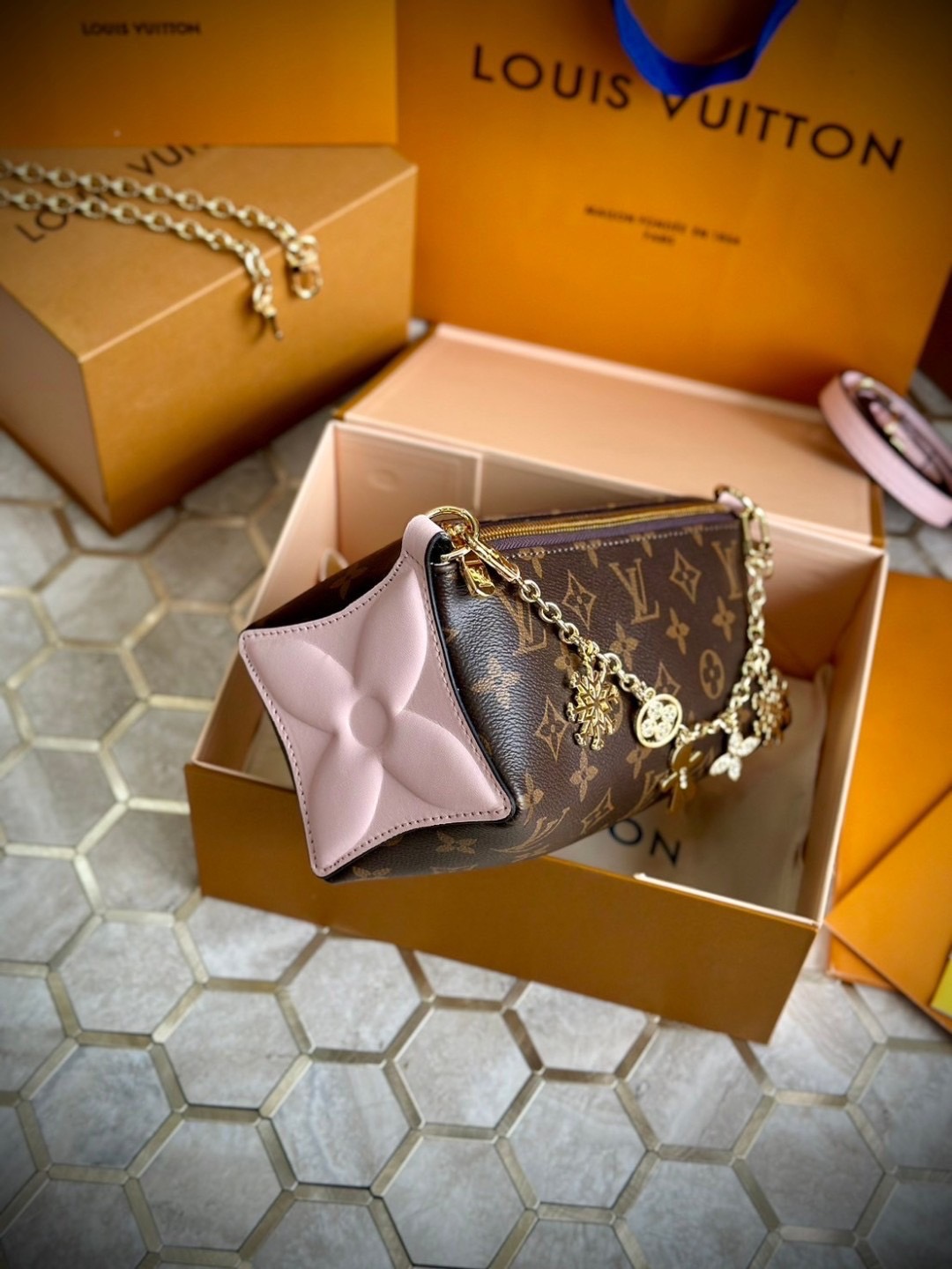 พร้อมส่ง 3 สี LV Bloom Pouch Monogram Flower coated canvas / Rose Jasmine / Banana / Denim กระเป๋าสะพายรุ่นใหม่ โดดเด่นด้วยรูปทรงทันสมัย Monogram Flower