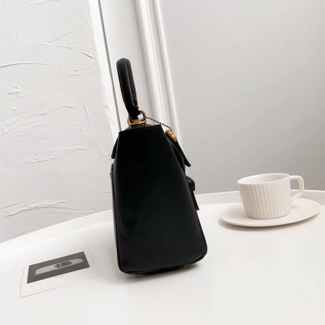 COACH COURIER CARRYALL 23 IN COLORBLOCK SIGNATURE CANVAS พร้อมส่ง 7 แบบ พร้อมส่ง ลุคดูไฮสุดๆค่ะ! กระเป๋าสะพายหนังหรูหราและคลาสสิค หนังแท้ชั้นดีที่สุด น้ำหนักเบา หนังสวยมากก สัมผัสแล้วหลงรักแน่นอนจ้าา😘