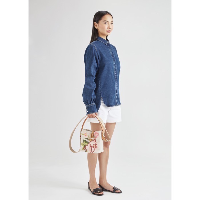 LONGCHAMP ROSEAU ESSENTIAL FLEURS Bucket bag S - กระเป๋าทรงถังขนาดเล็ก วัสดุผ้าฝ้าย ลายปักษ์ดอกกุหลาบ Roseau เป็นคอลเล็คชั่นที่สดใสและเรียบง่าย ซับในสีพื้น อะไหล่สีทอง น้ำหนักเบา จุของได้เยอะ มีสายสะพายไล่ ถอดสายได้ Crossbody ได้