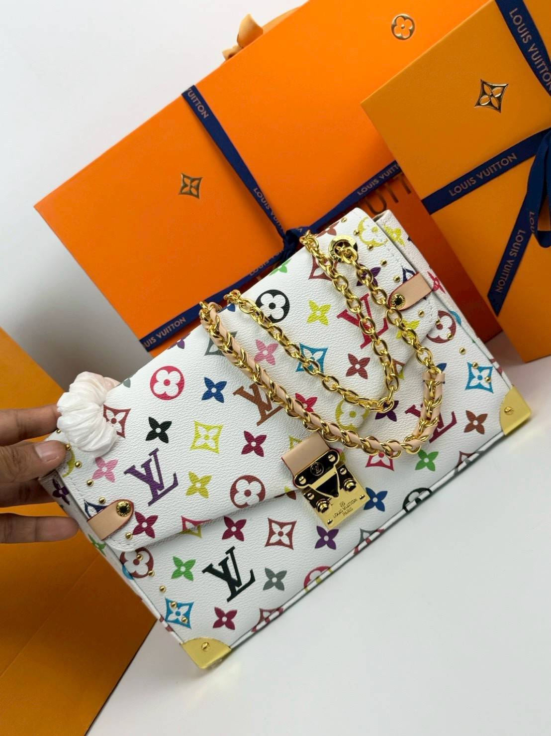 ORI หนังแท้ | LV Trunkie bag กระเป๋าสะพายรุ่นใหม่ ดีไซน์ร่วมสมัยโดดเด่นด้วยมุมโลหะ เฉลิมฉลองเอกลักษณ์ที่สืบทอดมาอย่างยาวนาน ผสานฟังก์ชันการใช้งานเข้ากับความหรูหรา Monogram แคนวาสตกแต่งหมุดสีทอง สะท้อนถึงกระเป๋าเดินทางสไตล์วินเทจ