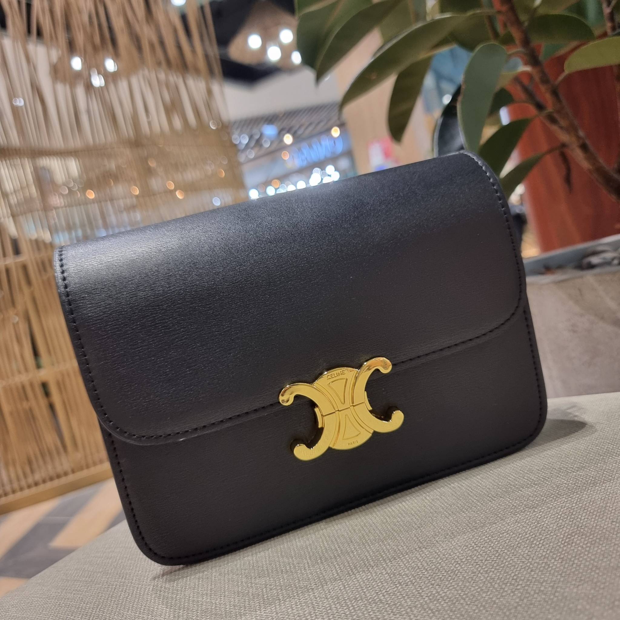 VIP 🥂 CELINE CLASSIQUE TRIOMPHE BAG IN SHINY CALFSKIN ไอเท็มสุดคลาสสิค ที่ขาดไม่ได้ กระเป๋าสะพายทรงสวยคลาสสิค แฝงความผู้ดี ที่ใช้ได้ทั้งชายหญิง วัสดุหนังแท้ เปิด-ปิดด้วยตัวกดล็อค สะดวกใช้มาก ภายในเป็นช่องโล่ง เก็บของได้เป็นสัดส่วน และยังมีช่องซิปใ