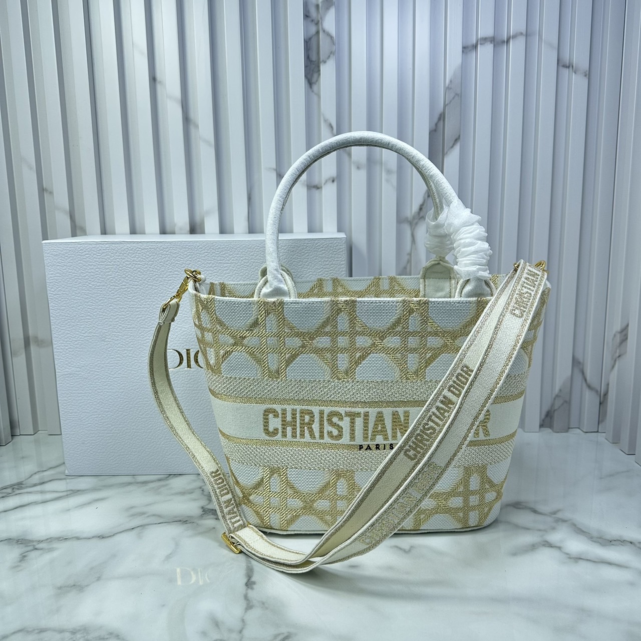 DIOR Hat Basket Bag / DIOR NEW LINE TOTE / DIOR KID TOTE กระเป๋าทรงโท้ทรุ่นใหม่ เอกษณ์ความหรูหรา โดดเด่นสวยงาม เกรดออริ 1:1 ใช้งานต่างประเทศได้