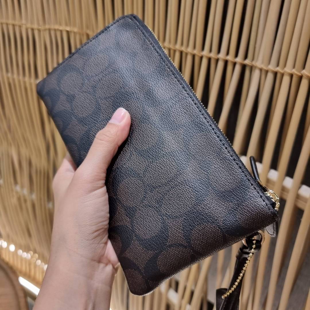 COACH F54057 DOUBLE ZIP WALLET IN SIGNATURE กระเป๋าคล้องมือ size L ใบนี้ใส่มือถือได้ทุกรุ่น ขนาดกำลังดี พกพาสะดวกมากๆ วัสดุหนังสังเคราะห์ ภายในเป็นผ้าสีสวยคม ใส่ธนบัตร ใส่บัตรได้เยอะ ใส่มือถือได้สบายๆทุกรุ่น ตอบโจทย์สาวๆที่ไม่ชอบพกเยอะวุ่นวายจ้า ใบนี้เอาอ
