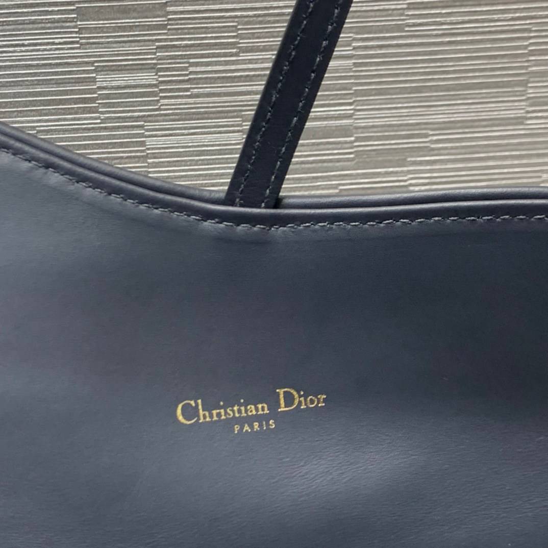 หนังแท้ DIOR SADDLE WALLET ON CHAIN Blue Dior Oblique Jacquard พร้อมส่งที่ไทย งานหนังแท้และผ้าแจ็คการ์ด เกรดเทพออริจินอล ภาพสินค้าถ่ายจากงานขายจริง ใช้งานต่างประเทศได้