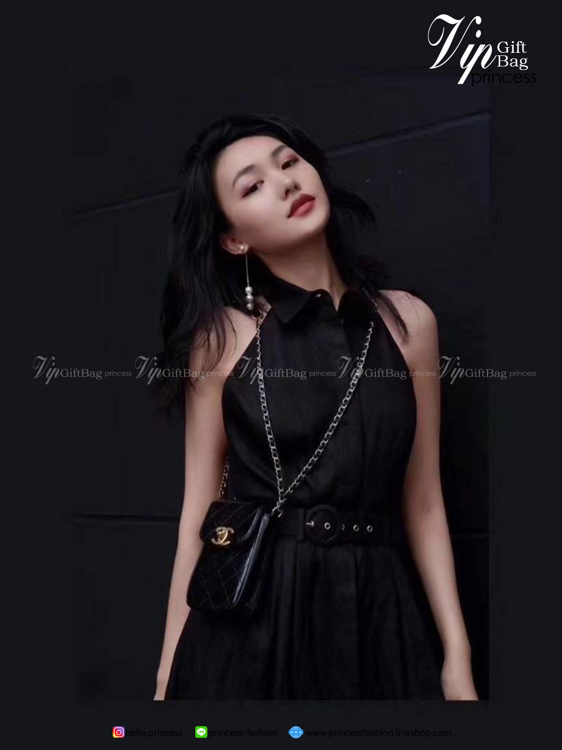 CHANEL VIP GIFT WOC BAG งาน CHANEL VIP GIFT ของแท้ 100% จากเคาเตอร์แบรนด์ CHANEL ทรงแนวตั้ฝน่ารัก ขนาดกำลังดี วัสดุหนังเรียบพิมพ์ลายยับ เปิดปิดด้วยตัวล้อคปั้มแบรนด์ อะไหล่ทอง ลายวินเทจ ด้านในใส่โทรศัพท์ได้ถึง NOTE10+ มาพร้อมสายโซ่สลับหนังเอกลักษณ์โซ่สองสี