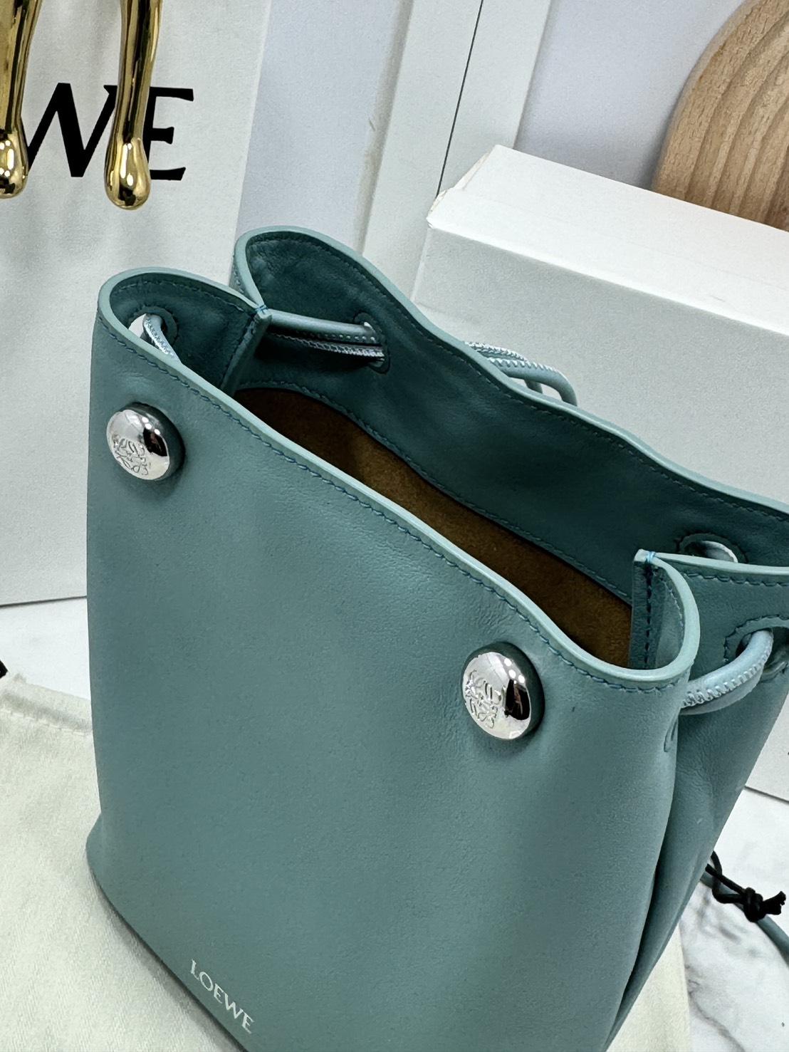 ORI หนังแท้ | LOEWE pebble pouch in smooth กระเป๋าทรงโท้ทดีไซน์คลาสสิค เรียบง่ายแต่ดูแพง มีระดับสุดๆ แต่งหมุดปั้มโลโก้แบรนด์สีทองสวยโดดเด่น เหมาะเป็นไอเท็ม everyday bag จริงๆ