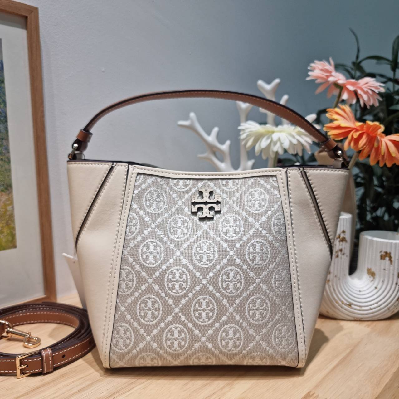 TORY BURCH SMALL T MONOGRAM MCGRAW BUCKET BAG กระเป๋าทรงบัคเก็ตโมโนแกรม เกรดออริ สลับแท้ 1:1 ใช้งานต่างประเทศได้