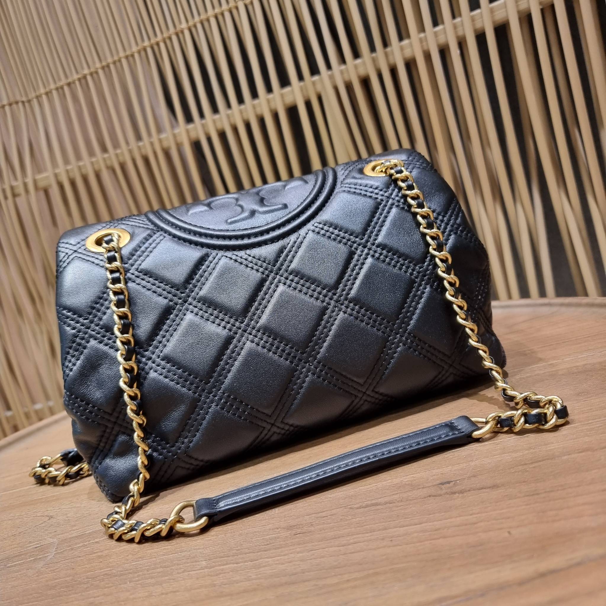 TORY BURCH FLEMING SOFT CONVERTIBLE SHOULDER BAG รุ่นหายากที่สาวๆตามหา มาพร้อมเสิร์ฟความสวยถึงบ้านไปเลยจ้า รอบนี้คัดสีสวยๆมาให้ได้ช้อปกันอย่างจุใจไปเลย กระเป๋าสะพายไหล่ หนังแท้นิ่มเต็มใบ สวยหรูดูแพง เปิด-ปิดด้วยตัวกดล็อคแน่นหนา สายสะพายในตัวปรับใช้ได้ 2 แ