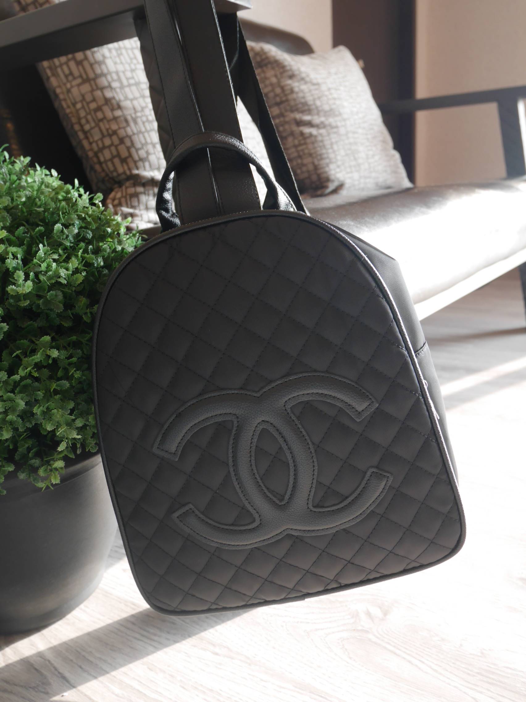 มากี่รอบๆก็หมดไวค้า♡ กระเป๋าเป้ทรงน่ารักจากงาน Premium gift สุดหรู แบรนด์ชาแนล โดดเด่นด้วย รูปทรงน่ารัก ขนาด size M กำลังดี หนังนิ่มม้ากกกก ด้านหน้าปั้มแบรนด์ด้วยหนัง PU ด้านในเปิดด้วยซิปโซ่ CC มีช่องใส่ของแบ่งเป็น 2 ช่องใหญ่ บุผ้า nylon ปั้มตรา fa