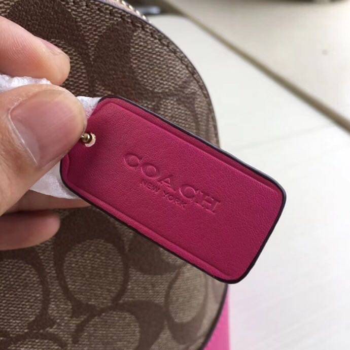 Coach Mini Sierra Signature กระเป๋าถือทรงโดม ภายในกว้างสามารถใส่กระเป๋าเงินเล็ก และมือถือได้ และยังมีช่องซิปเล็ก 1 ช่อง ด้านหลังมีกระเป๋าเล็กเก็บบัตร 1 ช่อง ใครยังไม่มีพลาดไม่ได้แล้วนะคะ