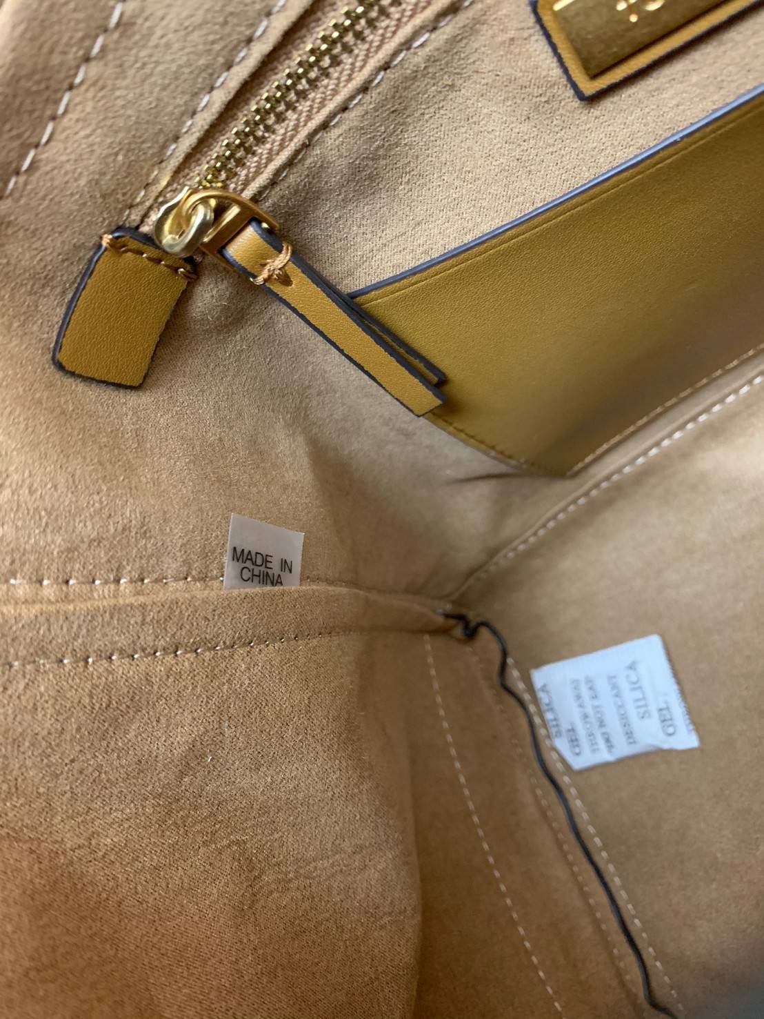 OUTLET 】Tory Burch T Monogram Jacquard Tote Bag ใบใหญ่ใส่จุมากค่ะสาวๆ! พร้อมส่ง! กระเป๋าที่สามารถใช้ได้กับทุกๆวัน วัสดุJacquard+หนัง ได้ลงตัว สวยงามค่ะ ปากกระเป๋าแบบหูรูด ที่จับอะไหล่แบรนด์สวย ภายในกระเป๋ากว้างมากๆ สาวๆที่สัมภาระเยอะนี่หายห่วงไปเลยค่ะ มีช