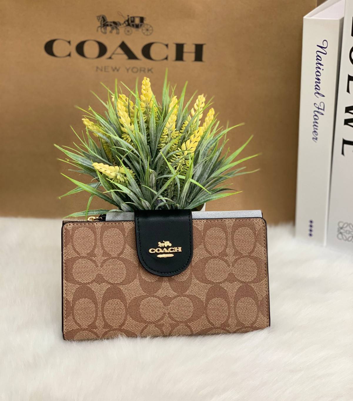 พร้อมส่งครบ 5 สี กระเป๋าสตางค์ที่สาวๆต้องมีติดตัวค่าา😘 COACH TECH WALLET IN COLORBLOCK SIGNATURE ((C2874)) ✔️กระเป๋าเงินใบยาว หนังแท้ พร้อมสายคล้องมือในตัวค่ะ ✔️เปิดปิดด้านหน้าแบบฝากระดุม ภายในมีช่องใส่ธนบัตร2ช่อง ;สามารถใส่มือถือ ip