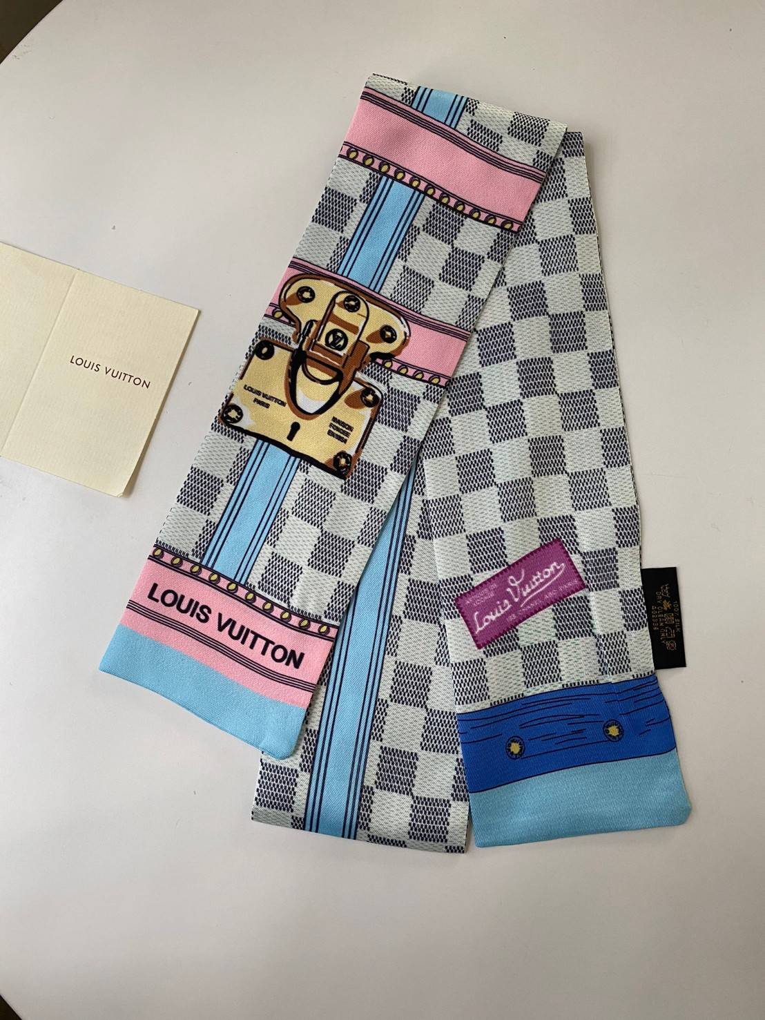 พรีเมี่ยมกิ๊ฟแท้ 100% 】พร้อมส่งที่ไทยที่นี่ที่เดียว CHANEL & LOUIS VUITTON TWILLY SCARF SILK ใช้งานได้อเนกประสงค์ หลากหลายตามไอเดีย