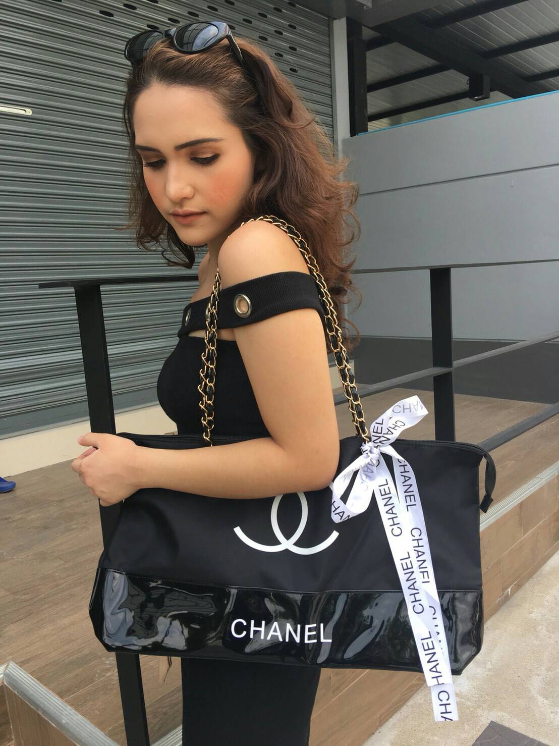 New Gorgeous☆☆ กระเป๋าใบใหญ่ทรง Tote จากแบรนด์ Chanel VIP gift Bag ของแท้ 100% ทำจากผ้าหนา Polyester ฐานล่างกระเป๋าทำจากหนังแก้วผิวมันเงา *สวยหรู สกรีนโลโก้ชาแนลหน้าหลัง หัวซิปปั้มโลโก้ ด้านในเป็นช่องกว้าง และมีอีกหนึ่งช่องเก็บของ รุ่นนี้สะพ